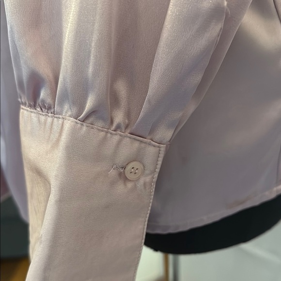 Vintage fitted Lavender Satin Blouse with incredible cuff, button detail. - Picture 5 of 11